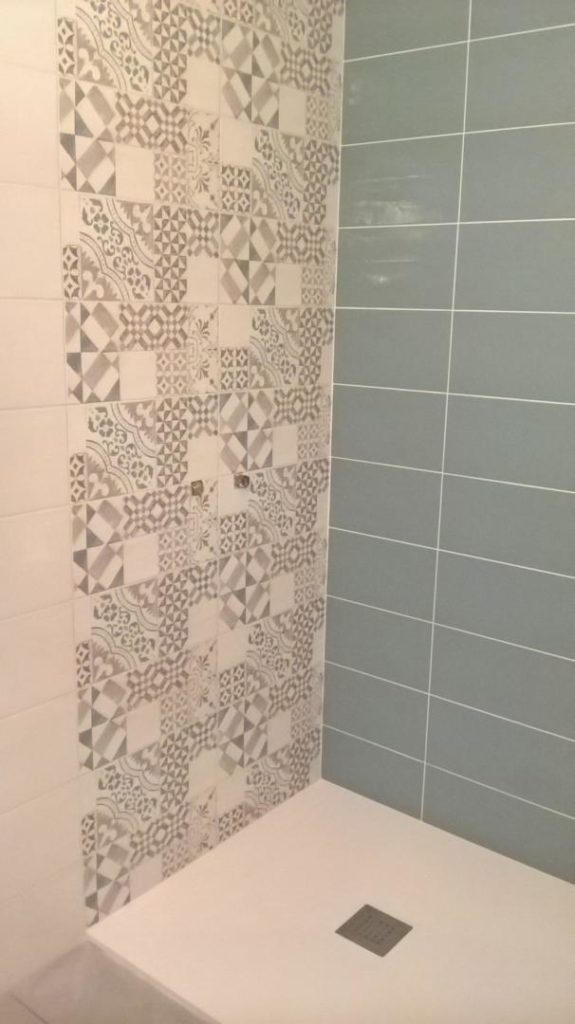 Carrelage d'une douche bleu et blanc et noir à motifs réalisé par JF Clémenceau en Loire Atlantique