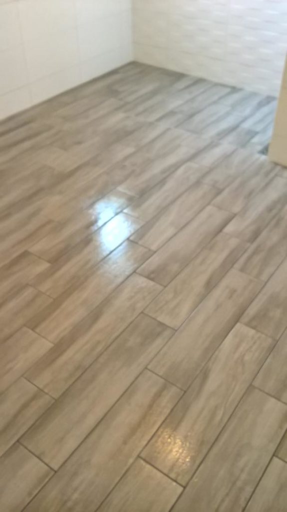 Sol en carrelage imitation parquet réalisé par JF Clémenceau en Loire Atlantique